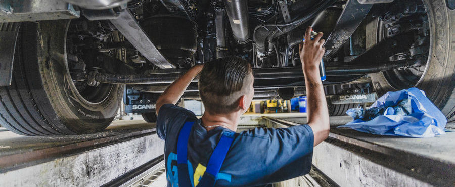KFZ Mechatroniker bei Arbeiten an einem Nutzfahrzeug